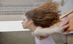 AirPods sağ kulaklık çalışmıyor sorunu yaşayan bir kullanıcının şarj kutusu ve kulaklığı temizleyip sıfırlama anı