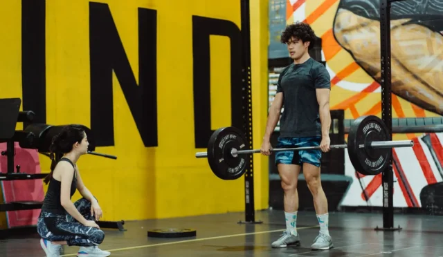 Doğru formda deadlift nasıl yapılır gösteren halterli sporcu.