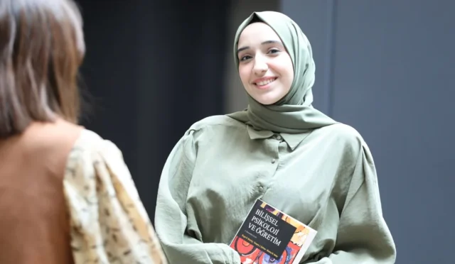 Doğal Dil İşleme ve Yapay Zeka algoritmalarının metin analizi süreçlerini temsil eden dijital ağ görseli
