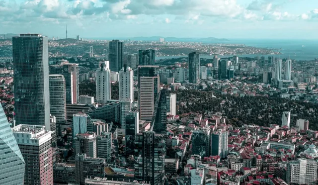 Dünya haritası ve küresel gelir dağılımı eşliğinde en çok maaş veren ülkeler gösterimi