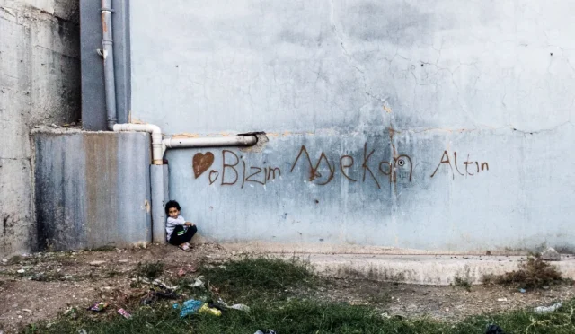 Evde kaybolan altın nasıl bulunur rehberi için zemin üzerinde arama yapan bir el.