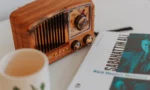 Akıllı telefonda çalışan kesintisiz radyo dinleme programı arayüzü ve kulaklık detayı.