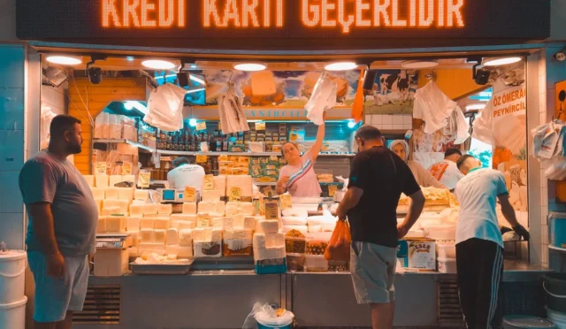 Kredi kartı limit yükseltme hilesi ve banka karar motoru algoritmalarını simgeleyen finansal arayüz