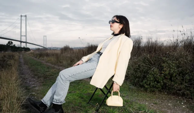 Modern ve zamansız kıyafet kombinleriyle moda trendleri ve stil ipuçları rehberi.