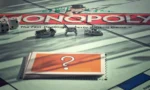 Monopoly Deal nasıl oynanır sorusuna yönelik oyun kartları ve masa düzeni rehberi