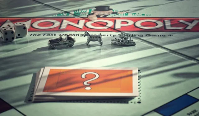 Monopoly Deal nasıl oynanır sorusuna yönelik oyun kartları ve masa düzeni rehberi