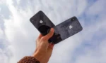 Samsung'dan katlanabilir iPhone mesajı: Hoş geldin Apple! reklam filminden dikkat çeken katlanabilir ekran sahnesi.