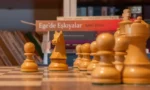 Satranç tahtasında vezir nasıl gider gösteren başlangıç konumu ve hareket yönleri görseli