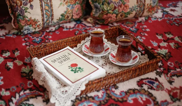 Akıllı bilet arama ve bütçe yönetimini gösteren uygun seyahat rehberi görseli