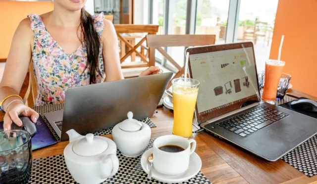 Ev ofisinde laptop ile çalışan profesyonel, uzaktan çalışmanın avantajları ve dezavantajları konusunu temsil ediyor.