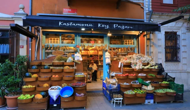 Valorant Gece Pazarı ne zaman gelecek sorusuna yanıt veren indirimli silah kaplamaları kart vitrini.