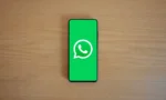 WhatsApp durum paylaşımlarında müzik süresini değiştirdi güncellemesini gösteren akıllı telefon ekranı