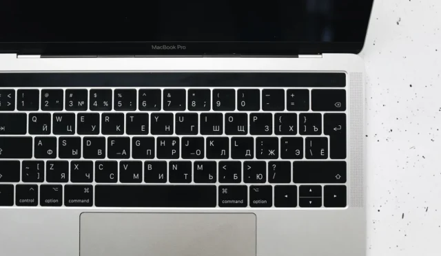 Bilgisayar ekranında Windows 10 Pro key bedava lisans sorgulama ve etkinleştirme adımları