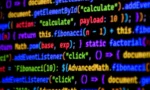 Modern yazılım geliştirme sürecinde yapay zeka kodlama asistanı kullanan yazılımcı
