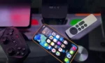 Yeni Apple TV 4K performansıyla şaşırtacak güçlü işlemcisi ve modern tasarımıyla oturma odasında.