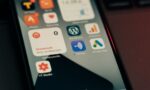 Canlı maç skorları için telefon bildirimlerini yöneten kullanıcı