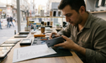 İkinci El Telefon Alırken Nelere Bakılmalı? Güvenli - İkinci el telefon kontrolü yapan kullanıcı