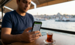 Telefonla maç takibi yapan futbol taraftarı