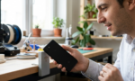 Telefonlarda NFC kullanarak bir etiketi okuyan kullanıcı